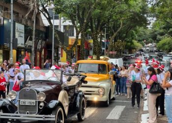 Natal de Luzes, Sombras e Realidades: Decoração Encanta, mas não acolhe