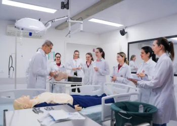 PUCPR amplia oferta com curso de Medicina em Toledo