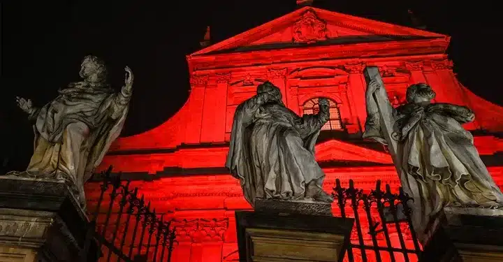 Edifícios públicos são iluminados com luzes vermelhas para conscientizar sobre a perseguição aos cristãos. Foto de Artur Widak/NurPhoto