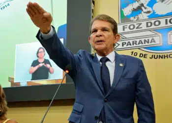 General Silva e Luna (PL) assume como prefeito de Foz do Iguaçu em cerimônia solene