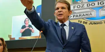 General Silva e Luna (PL) assume como prefeito de Foz do Iguaçu em cerimônia solene