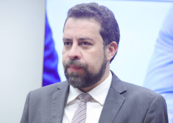 Nikolas Ferreira desmascara governo Lula e expõe autoritarismo; reação nas redes provoca recuo governista