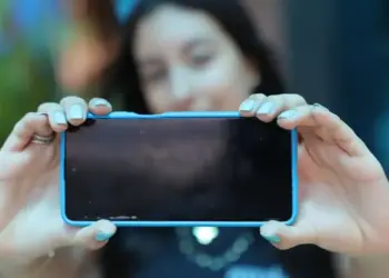 Conselho de Educação edita diretrizes sobre celular em sala de aula