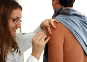 Foz do Iguaçu lança campanha de vacinação contra HPV para jovens