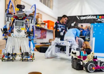 Escolas estaduais do Paraná que ofertam tempo integral recebem mais 3 mil kits de robótica