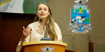 Vereadora de Foz cobra retomada de direitos de servidores municipais