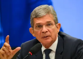 Juiz garante manifestação e determina retirada de posts com endereço residencial do prefeito