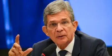 Juiz garante manifestação e determina retirada de posts com endereço residencial do prefeito