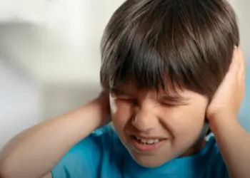 Parecer jurídico rejeita projeto de substituição de sinais sonoros em escolas de Foz