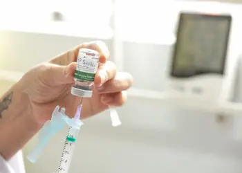 Dia D: Paraná aplica 374.8 mil vacinas e Foz do Iguaçu registra 12.145 doses