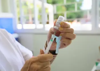 Vacina contra a gripe estará disponível para a população a partir deste sábado (10)