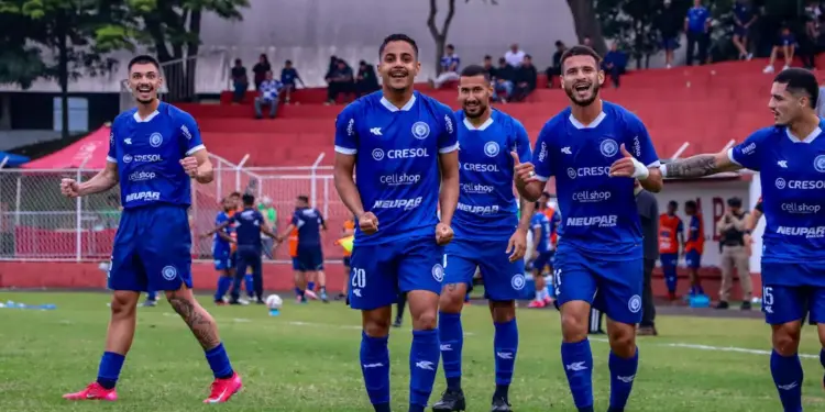 Legenda: Grupo celebrando o gol de Alex Oliveira. Foto: Franz Fleischfresser/Foz do Iguaçu FC.