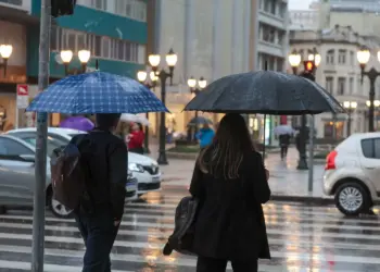 Frente fria muda o tempo e traz chuva e frio intenso ao Paraná