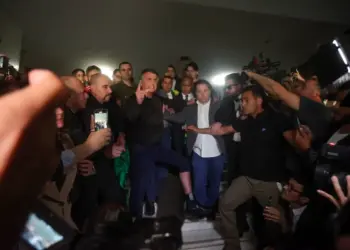 Bolsonaro exibe tornozeleira eletrônica e se diz humilhado