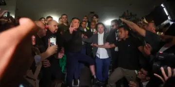 Bolsonaro exibe tornozeleira eletrônica e se diz humilhado