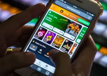 Gastos com apostas adiam faculdade para 34% dos jovens no país