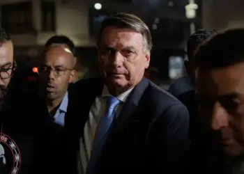 Bolsonaro é alvo de busca e apreensão e usará tornozeleira eletrônica