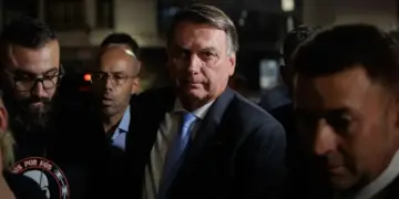 Bolsonaro é alvo de busca e apreensão e usará tornozeleira eletrônica