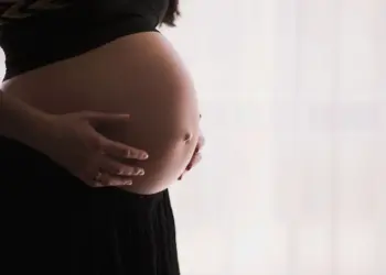 Estudo em Israel aponta associação entre vacina de mRNA e perda fetal