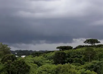 Chuva atinge média do mês em Foz e frio intenso chega ao Paraná