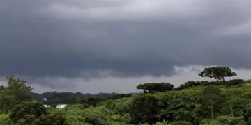 Chuva atinge média do mês em Foz e frio intenso chega ao Paraná