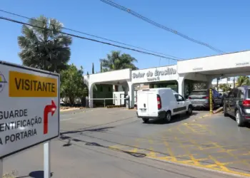 Moraes avança e manda vistoriar carros e área externa da casa de Bolsonaro