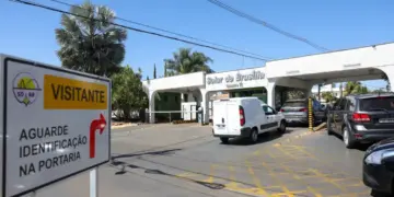 Moraes avança e manda vistoriar carros e área externa da casa de Bolsonaro