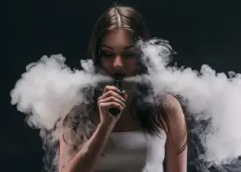 Fumaça doce, futuro amargo: o vape que invade nossas escolas