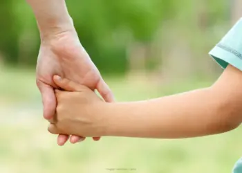 Projeto de lei propõe criação de selo para empresa que abonar falta de pais