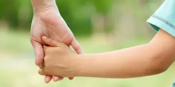 Projeto de lei propõe criação de selo para empresa que abonar falta de pais