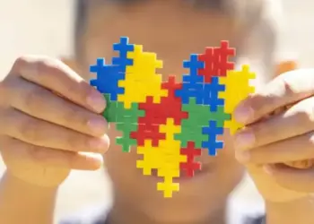 Vereador cobra dados sobre fila de espera para crianças e adolescentes com TEA na rede pública de saúde