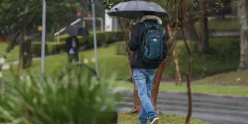 Frente fria traz chuva e vento forte ao Paraná neste fim de semana
