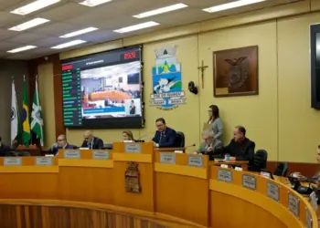 Câmara avança com projeto que cria 100 vagas para professores