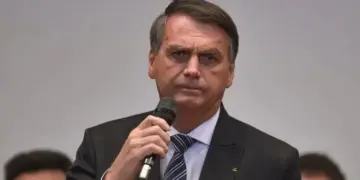 Defesa de Bolsonaro pede a Moraes autorização para realizar procedimento médico