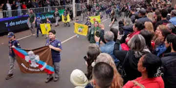 Desfile de 7 de Setembro reúne 15 mil pessoas em Foz do Iguaçu