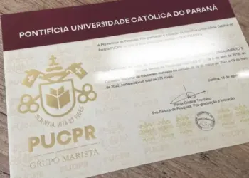 Professora investigada por diploma falso de mestrado apresenta sua versão dos fatos