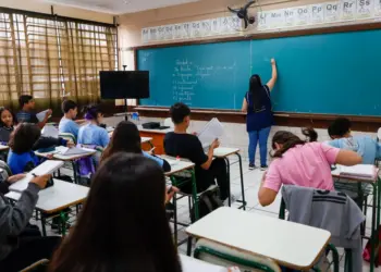 Projeto de Lei propõe unir empresas e comunidade para modernizar escolas