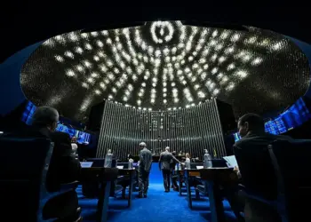 Senado vota aumento de pena para quem der álcool ou droga a menores