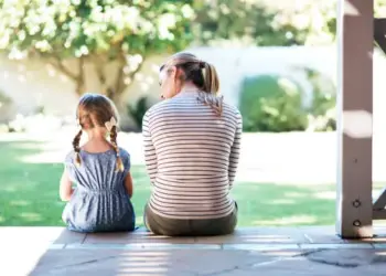 Câmara de Foz aprova prioridade para filhos de mães solo em creches