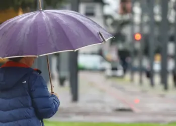 Frente fria traz temporais e derruba temperaturas no Paraná neste domingo