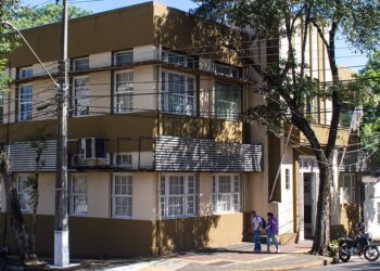 Xoxa, capenga, manca, anêmica, frágil e inconsistente