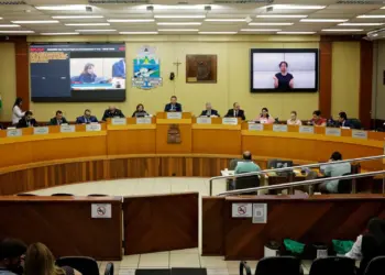 Câmara de Foz derruba vetos e mantém mudanças no parcelamento do ISSQN e na tarifa social do lixo