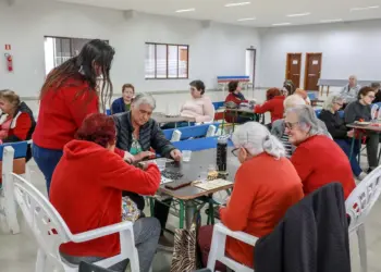 Paraná institui Bolsa Cuidador Familiar para apoio a cuidadores de idosos