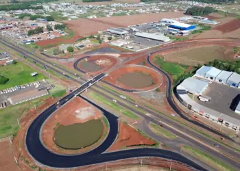 Perimetral Leste atinge 83,5% e avança na pavimentação