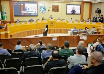 Câmara de Foz mantém tramitação de dois projetos após rejeitar pareceres contrários