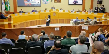 Câmara de Foz mantém tramitação de dois projetos após rejeitar pareceres contrários