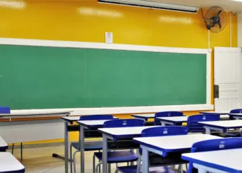 Professor é afastado após ameaçar alunos com arma em sala de aula no Paraná