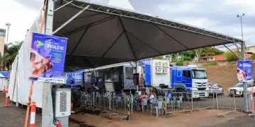 Carreta oftalmológica inicia atendimentos do programa federal em Foz do Iguaçu