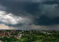 Frente fria traz risco de tempestades no Paraná no domingo (16)