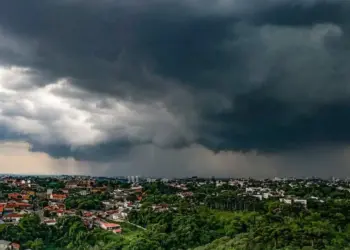 Frente fria traz risco de tempestades no Paraná no domingo (16)